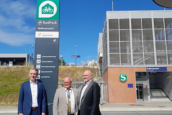 drei Männer vor der RadPark-Infostele